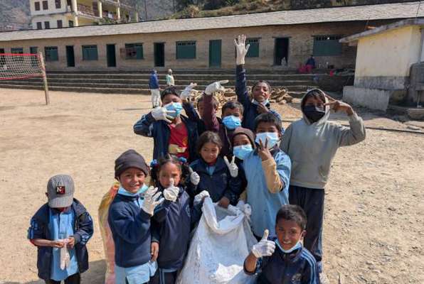 Onderwijs project Nepal Ruma kinderen opruimen 