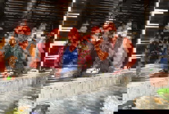 Community & Cultuur project Vietnam eten uitdelen 