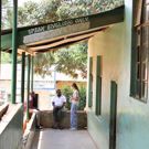 Onderwijs projecten in Tanzania Iringa even napraten met de leraar 