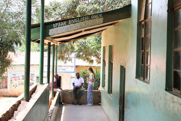 Onderwijs projecten in Tanzania Iringa even napraten met de leraar 