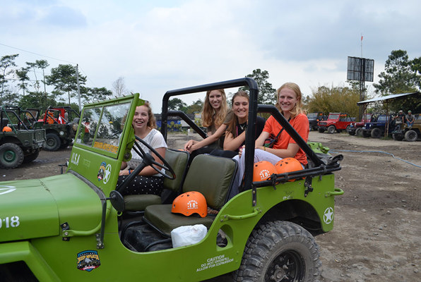 Java en Bali jongerenreis tocht in een jeep