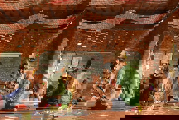 Eco-leer centrum voor Permakultuur en onderwijs in Thailand vrijwilligerswerk samen 