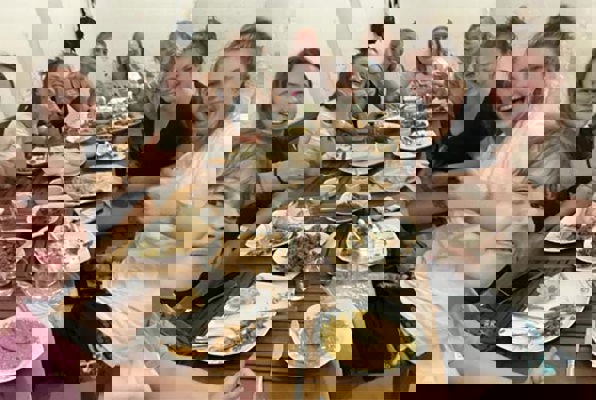 Jongerenreis Sri Lanka met zn allen eten 