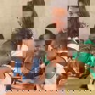 Nijne vrijwilliger in Suriname foto met kinderen 