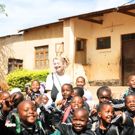 Onderwijs projecten in Tanzania Iringa foto met vrijwilliger en de klas