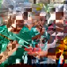 Community project op Bali Aniek aan het werk met kinderen