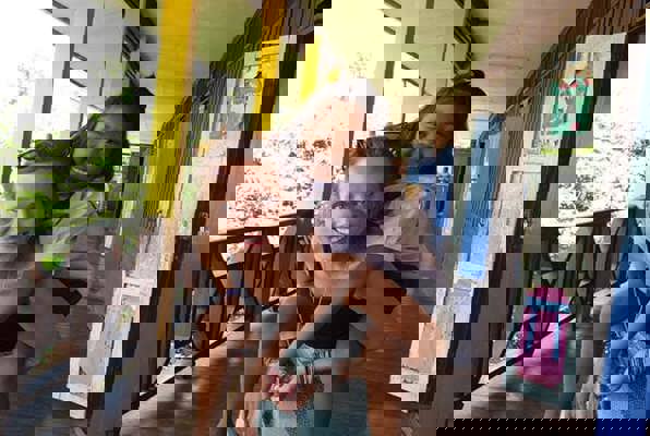 Vrijwilligerswerk Thailand community project vrijwilliger met kind 