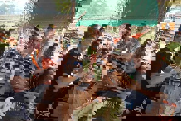 Vrijwilligerswerk Thailand community project vrijwilligers eten met elkaar 