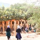 Onderwijs projecten in Tanzania Iringa buiten op school