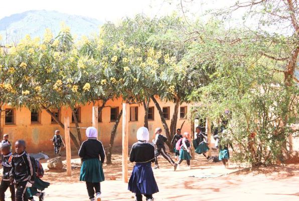 Onderwijs projecten in Tanzania Iringa buiten op school