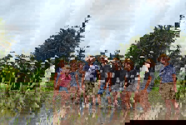 Java en Bali jongerenreis helpen met rijst 