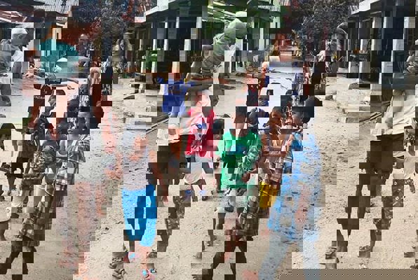 Combinatie project Sumatra met het gezin door het dorp 