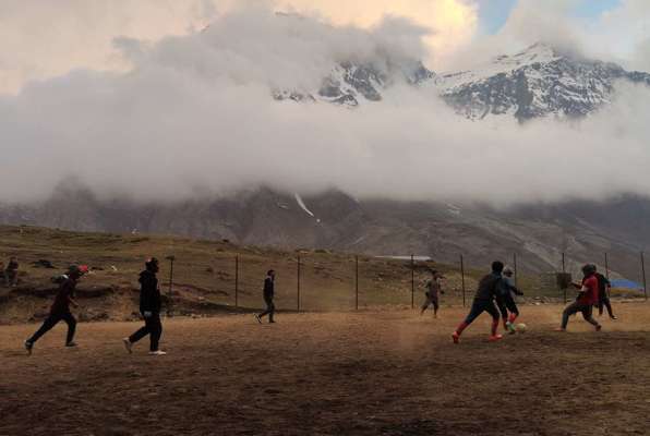 Nar Phu Valley Trekking 14 dagen trip Nepal kinderen aan het voetballen