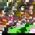 Dagbesteding voor kinderen met een geestelijke beperking aan het kleuren 