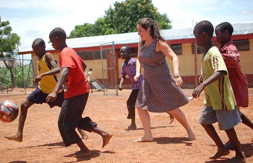 Sofie vrijwilliger in Ghana aan het voetballen