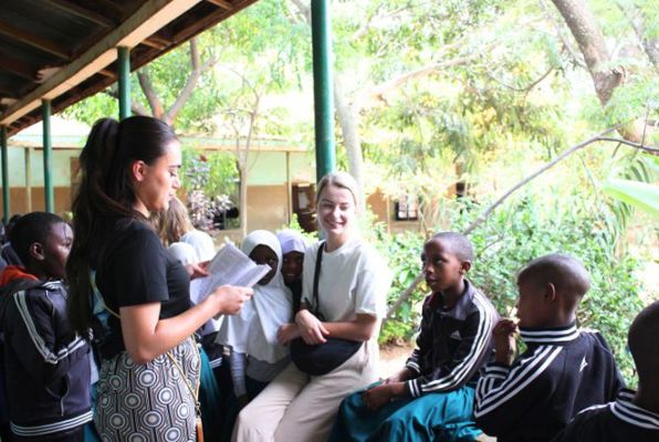 Onderwijs projecten in Tanzania Iringa buiten les geven 