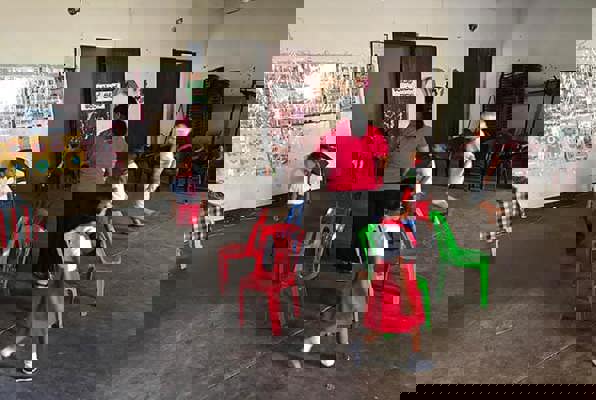 Onderwijs project Sri Lanka spelletje doen