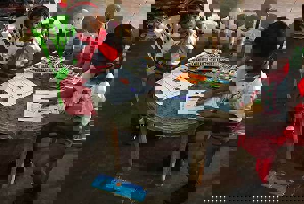 Onderwijs project Sri Lanka aan het tekenen 