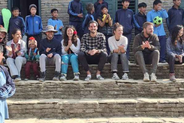 Onderwijs project Nepal Ruma kinderen op de trap