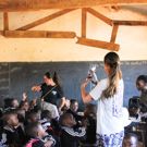 Onderwijs projecten in Tanzania Iringa in de klas aan het werk