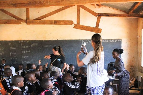 Onderwijs projecten in Tanzania Iringa in de klas aan het werk