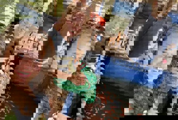 Jongerenreis Sri Lanka vissen aan je voeten 